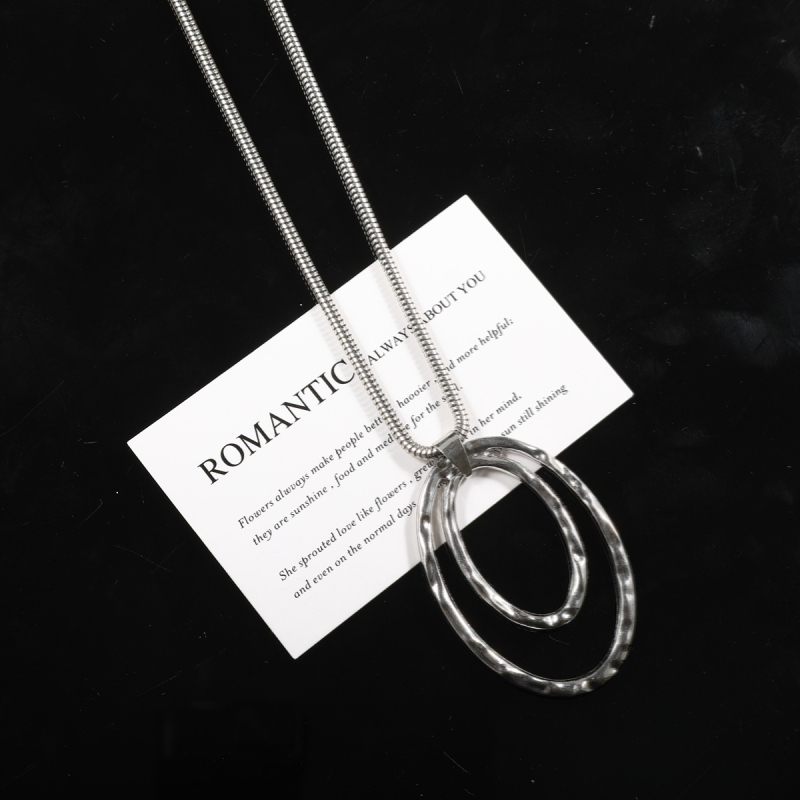 Ilga pulovera ķēde no sakausējuma; čūsku ķēdes stila; apkārtmērs 81 cm un vairāk; ģeometriska forma