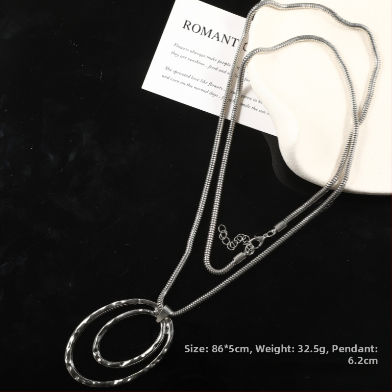 Ilga pulovera ķēde no sakausējuma; čūsku ķēdes stila; apkārtmērs 81 cm un vairāk; ģeometriska forma