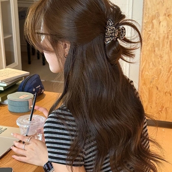 Leopárd mintás tollas félcsat gyerekeknek, tavasz 2025, műanyag/gyanta