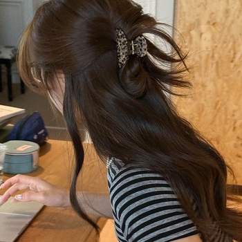 Leopárd mintás tollas félcsat gyerekeknek, tavasz 2025, műanyag/gyanta