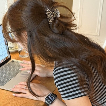 Leopárd mintás tollas félcsat gyerekeknek, tavasz 2025, műanyag/gyanta