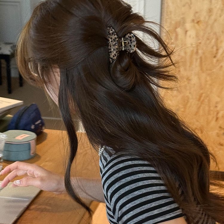 Leopárd mintás tollas félcsat gyerekeknek, tavasz 2025, műanyag/gyanta