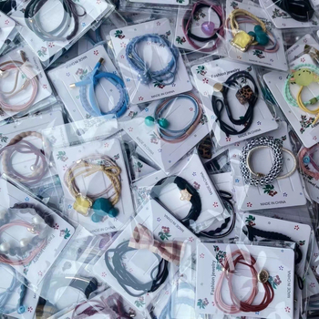 Hajgumi lófarokhoz, kézzel készített, anyag: zsinór, tél 2023, fejfedő kiegészítő