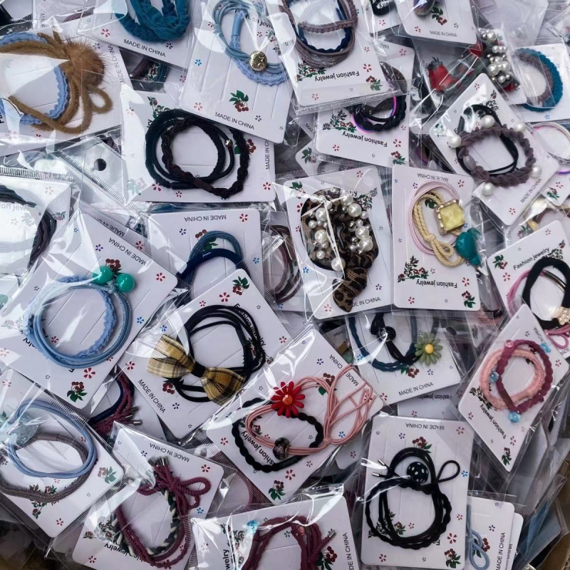 Hajgumi lófarokhoz, kézzel készített, anyag: zsinór, tél 2023, fejfedő kiegészítő