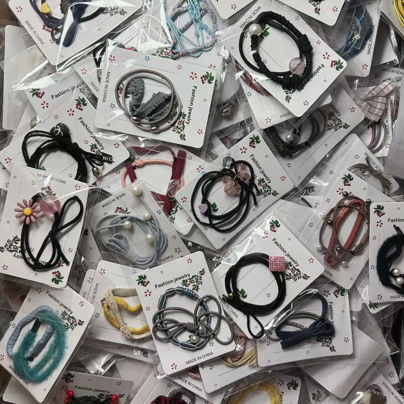 Hajgumi lófarokhoz, kézzel készített, anyag: zsinór, tél 2023, fejfedő kiegészítő