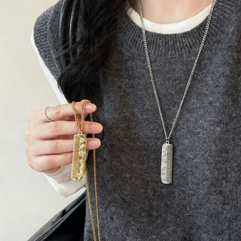 Colier din oțel titan cu pandantiv din aliaj de zinc, lungime 61–70 cm, greutate 13 g, placare electrolitică, stil lux discret