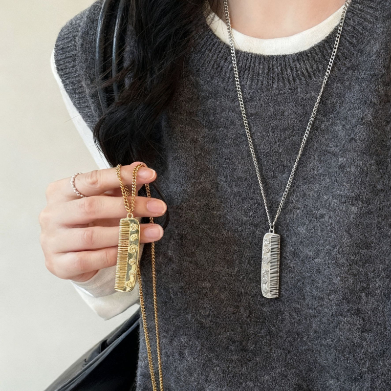 Colier din oțel titan cu pandantiv din aliaj de zinc, lungime 61–70 cm, greutate 13 g, placare electrolitică, stil lux discret