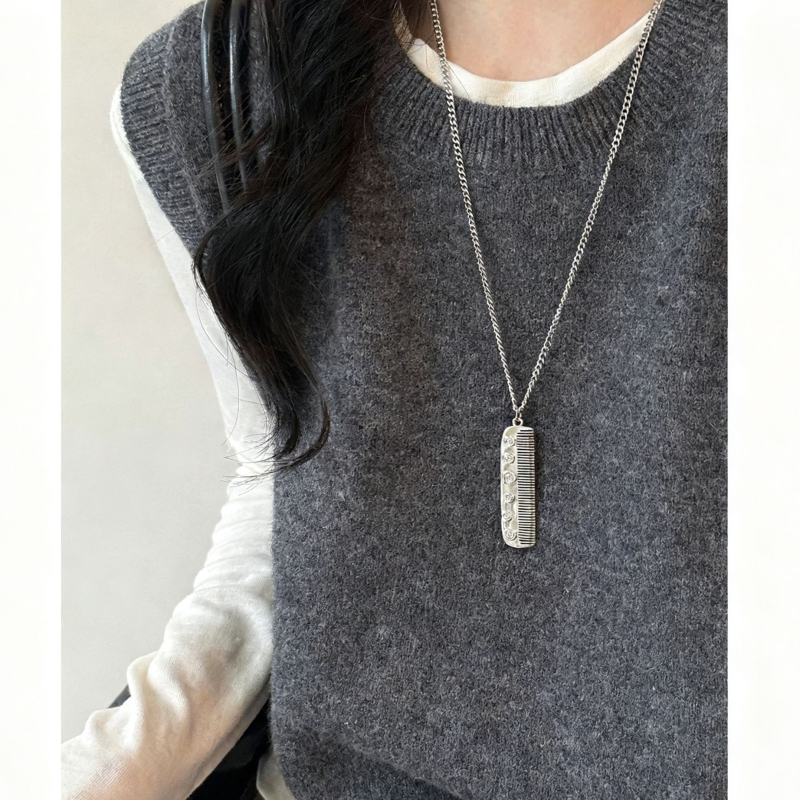 Colier din oțel titan cu pandantiv din aliaj de zinc, lungime 61–70 cm, greutate 13 g, placare electrolitică, stil lux discret