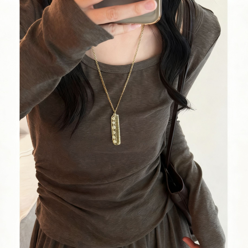 Colier din oțel titan cu pandantiv din aliaj de zinc, lungime 61–70 cm, greutate 13 g, placare electrolitică, stil lux discret