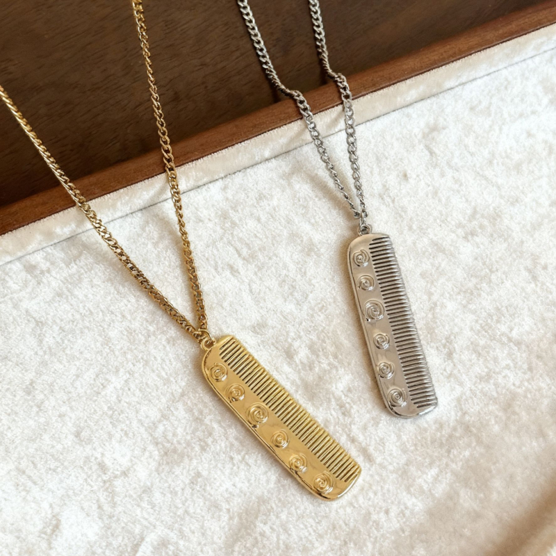 Colier din oțel titan cu pandantiv din aliaj de zinc, lungime 61–70 cm, greutate 13 g, placare electrolitică, stil lux discret