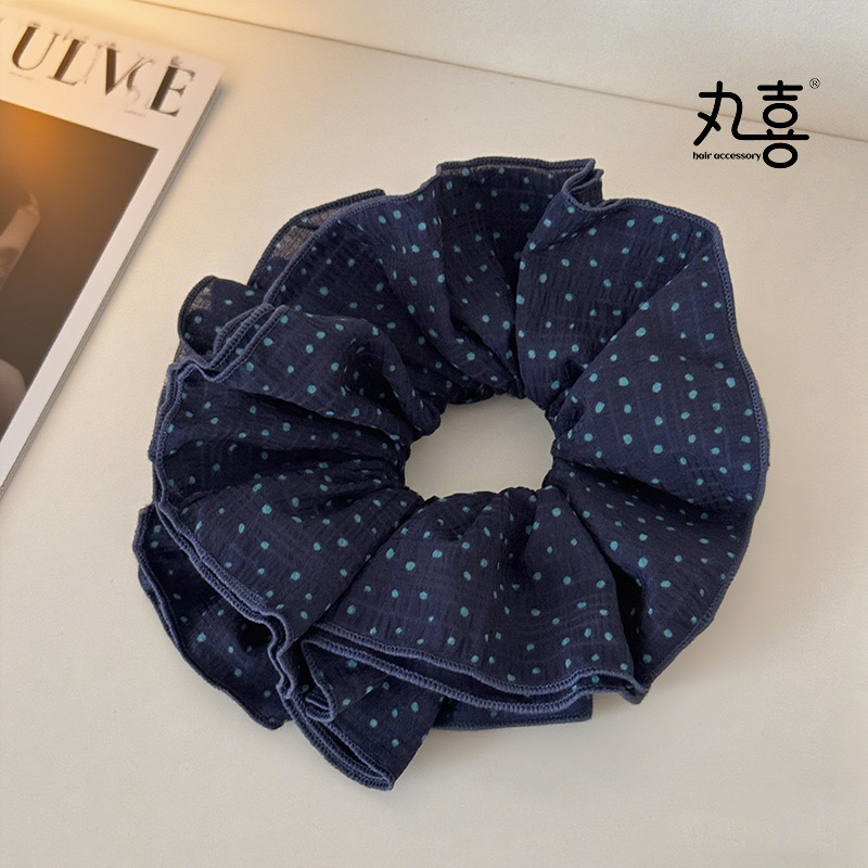 Francuski stil, slatka scrunchie s točkicama, elegantan tekstilni dodatak za kosu s plisiranim detaljima