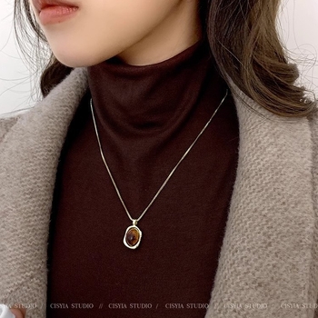 Ogrlica s ključnom lancem, duljina 41–50 cm, slojeviti dizajn, bakrena osnova, privjesak od zlitine