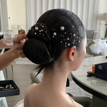 Galvos aksesuaras su perlais veidui skirtas makiažui — rankų darbas, plastikas/derva, natūralus moteriškas stilius, pritaikymas galimas, 2025 pavasaris