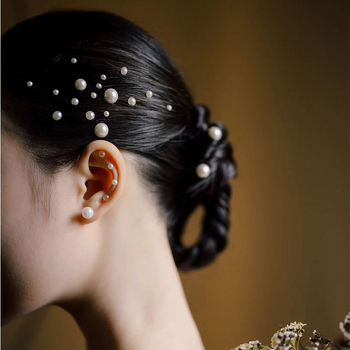 Galvos aksesuaras su perlais veidui skirtas makiažui — rankų darbas, plastikas/derva, natūralus moteriškas stilius, pritaikymas galimas, 2025 pavasaris