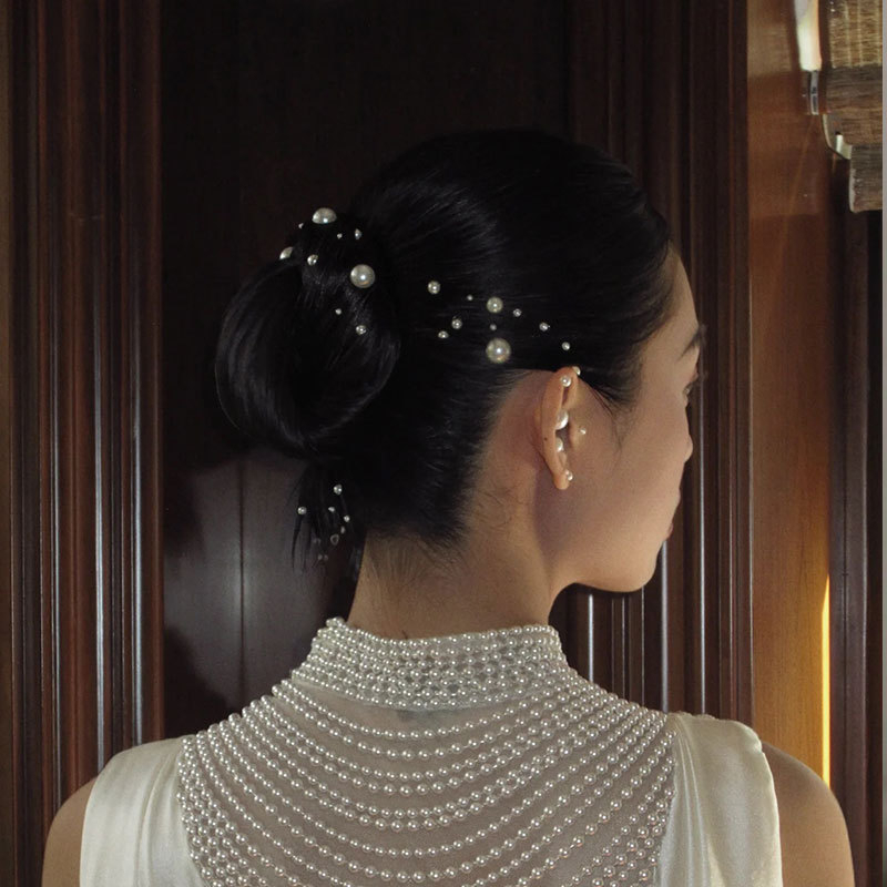 Galvos aksesuaras su perlais veidui skirtas makiažui — rankų darbas, plastikas/derva, natūralus moteriškas stilius, pritaikymas galimas, 2025 pavasaris