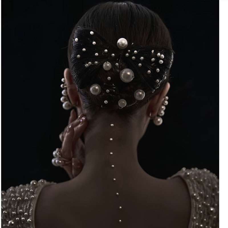 Galvos aksesuaras su perlais veidui skirtas makiažui — rankų darbas, plastikas/derva, natūralus moteriškas stilius, pritaikymas galimas, 2025 pavasaris