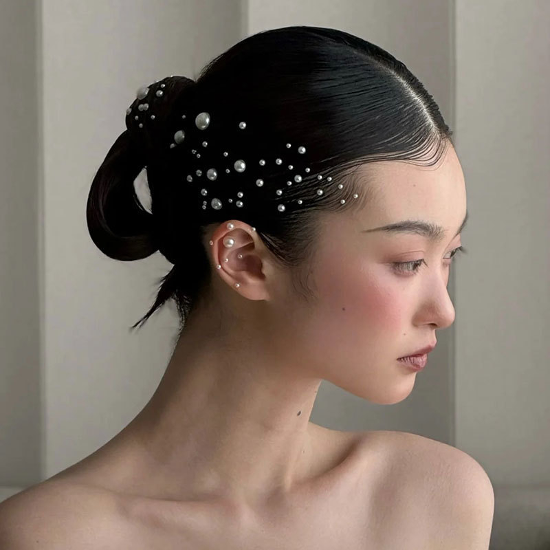 Galvos aksesuaras su perlais veidui skirtas makiažui — rankų darbas, plastikas/derva, natūralus moteriškas stilius, pritaikymas galimas, 2025 pavasaris