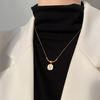 Colier minimalist din oțel de titan, pandantiv în formă de literă H într-un mic pătrat, lanț șarpe