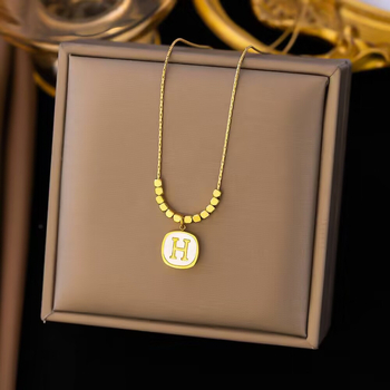 Colier minimalist din oțel de titan, pandantiv în formă de literă H într-un mic pătrat, lanț șarpe