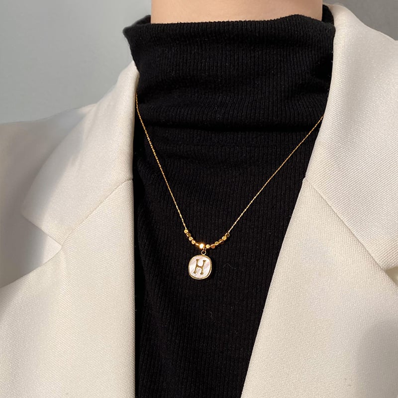 Colier minimalist din oțel de titan, pandantiv în formă de literă H într-un mic pătrat, lanț șarpe