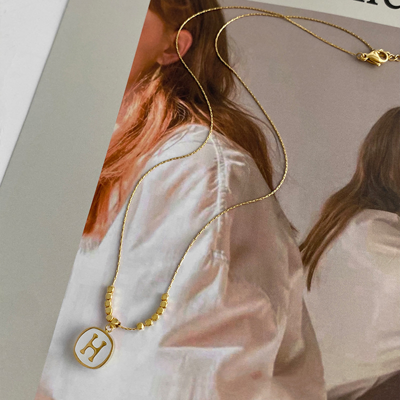 Colier minimalist din oțel de titan, pandantiv în formă de literă H într-un mic pătrat, lanț șarpe