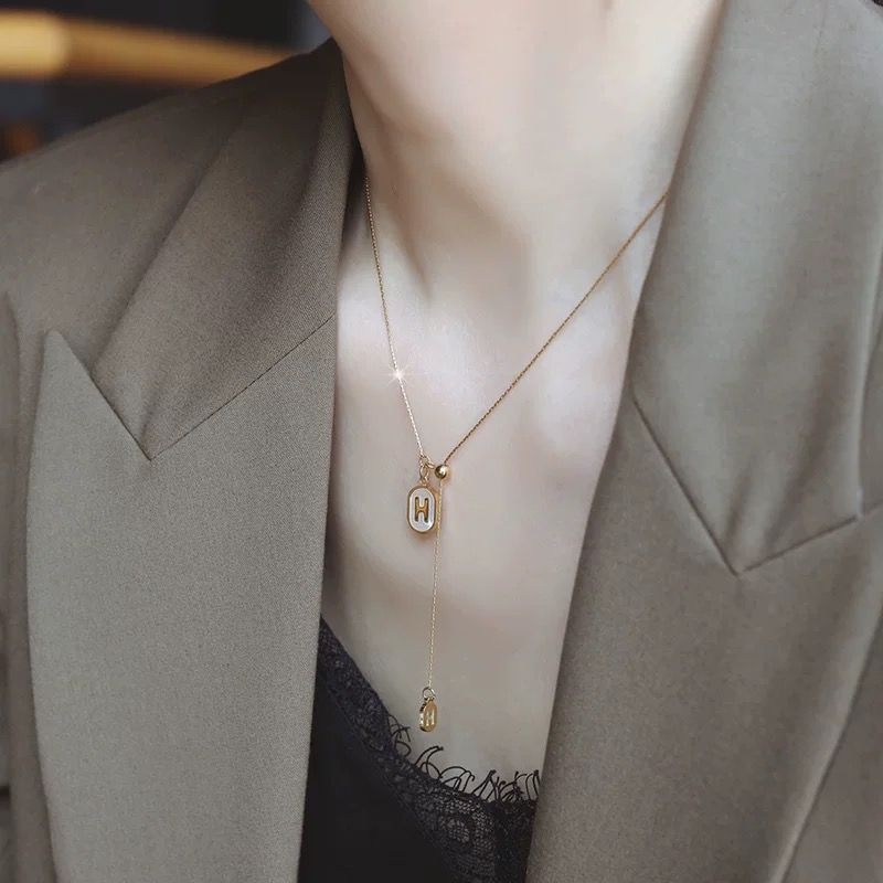 Colier minimalist din oțel de titan, pandantiv în formă de literă H într-un mic pătrat, lanț șarpe