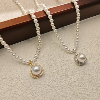 Colier cu perlă de scoică, lanț cu șir de perle, pandant din cupru, placat cu aur, în formă U