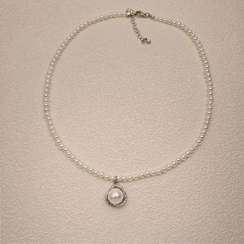 Colier cu perlă de scoică, lanț cu șir de perle, pandant din cupru, placat cu aur, în formă U