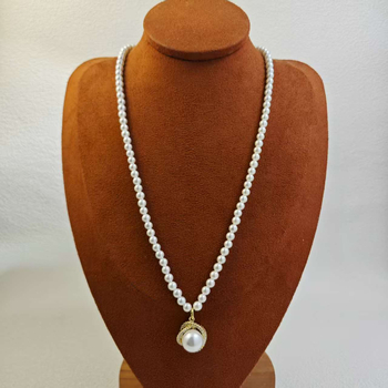 Colier cu perlă de scoică, lanț cu șir de perle, pandant din cupru, placat cu aur, în formă U