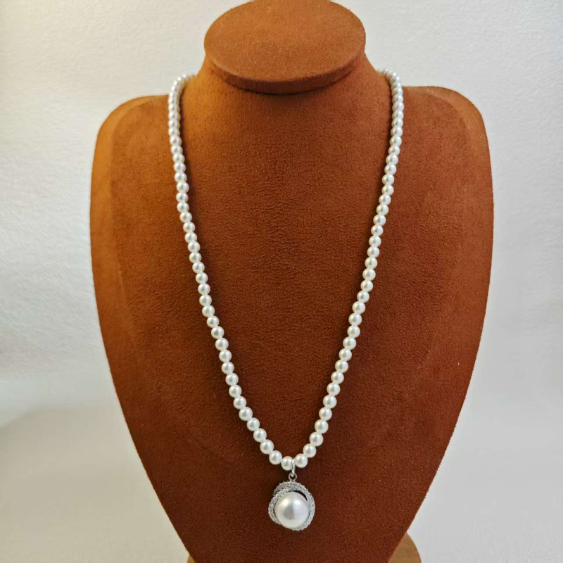 Colier cu perlă de scoică, lanț cu șir de perle, pandant din cupru, placat cu aur, în formă U