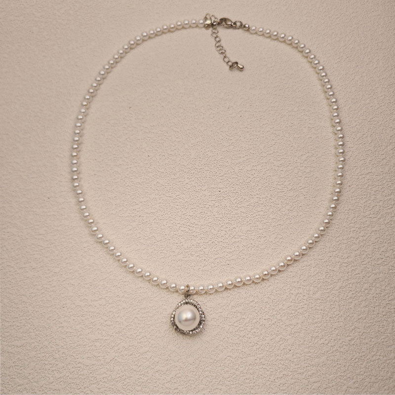 Colier cu perlă de scoică, lanț cu șir de perle, pandant din cupru, placat cu aur, în formă U