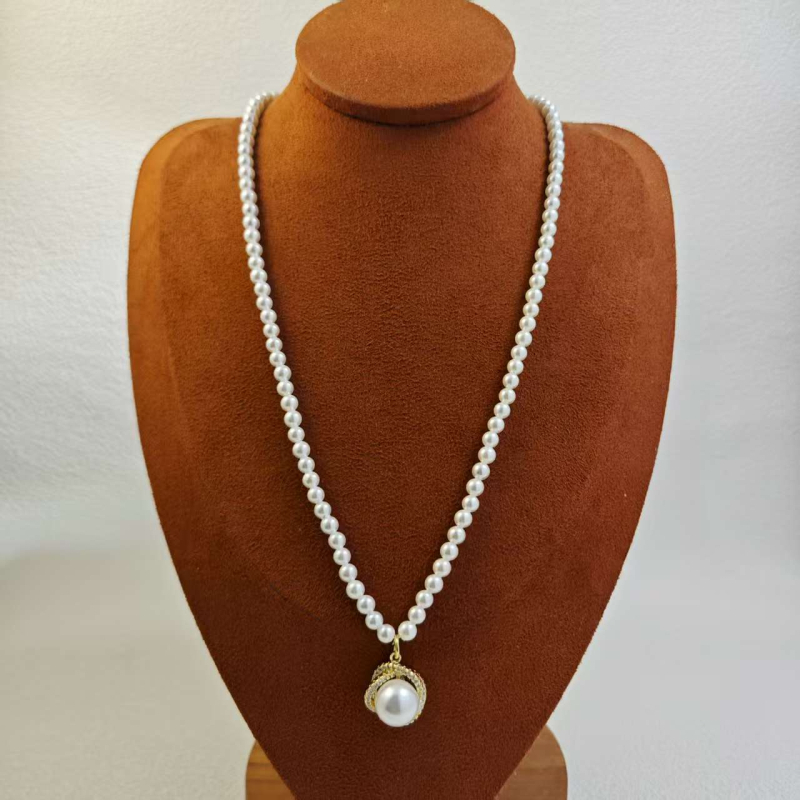 Colier cu perlă de scoică, lanț cu șir de perle, pandant din cupru, placat cu aur, în formă U