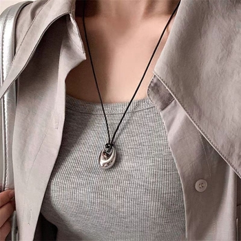 Bakreno ogrlica s PU užetom, privjesak u obliku graha, nepravilni dizajn, duljina 71–80 cm, niša stil, jesen 2024