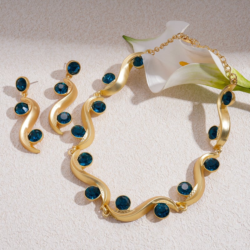 Κολιέ με διαμαντένιο επίχρισμα σε κυκλικό κυματοειδές σχέδιο, ρυθμιζόμενη αλυσίδα για πουλόβερ, κράμα, κρύσταλλο κρεμαστό