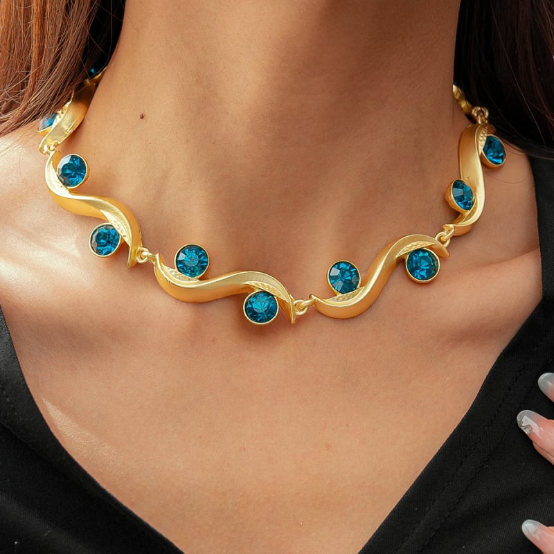 Κολιέ με διαμαντένιο επίχρισμα σε κυκλικό κυματοειδές σχέδιο, ρυθμιζόμενη αλυσίδα για πουλόβερ, κράμα, κρύσταλλο κρεμαστό