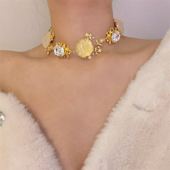 Rózsa virág mintás nyaklánc- és fülbevaló készlet, ötvözet, galvanizált bevonat, hullámzó lánc, japán-koreai stílus, téli 2024 kollekció