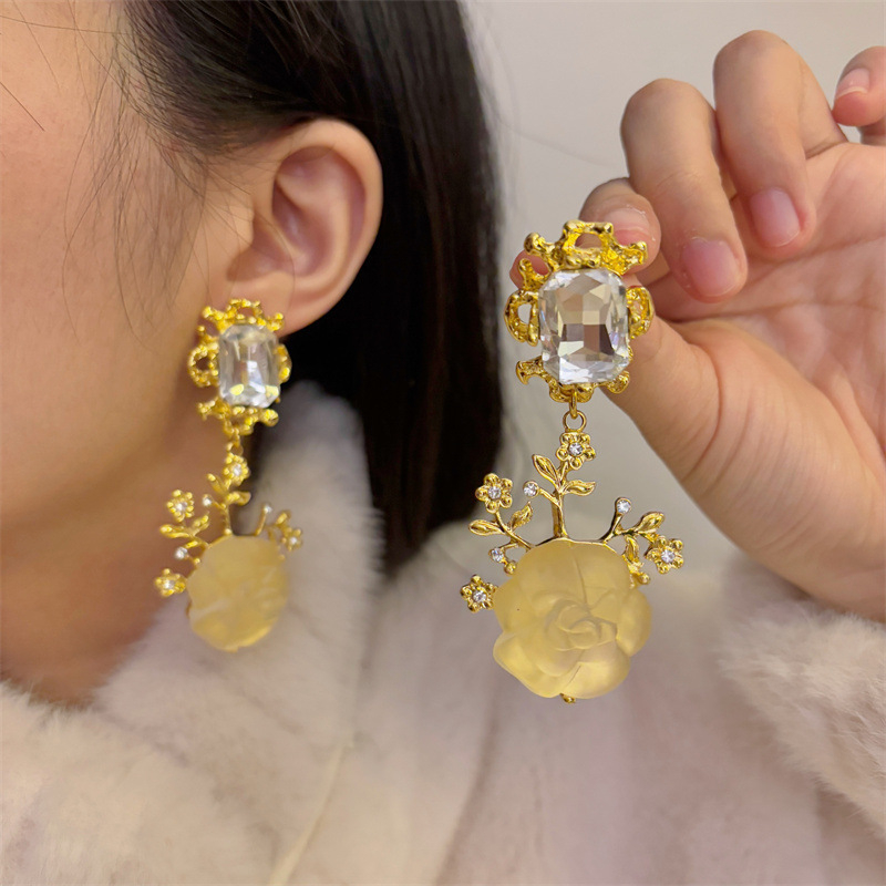 Rózsa virág mintás nyaklánc- és fülbevaló készlet, ötvözet, galvanizált bevonat, hullámzó lánc, japán-koreai stílus, téli 2024 kollekció