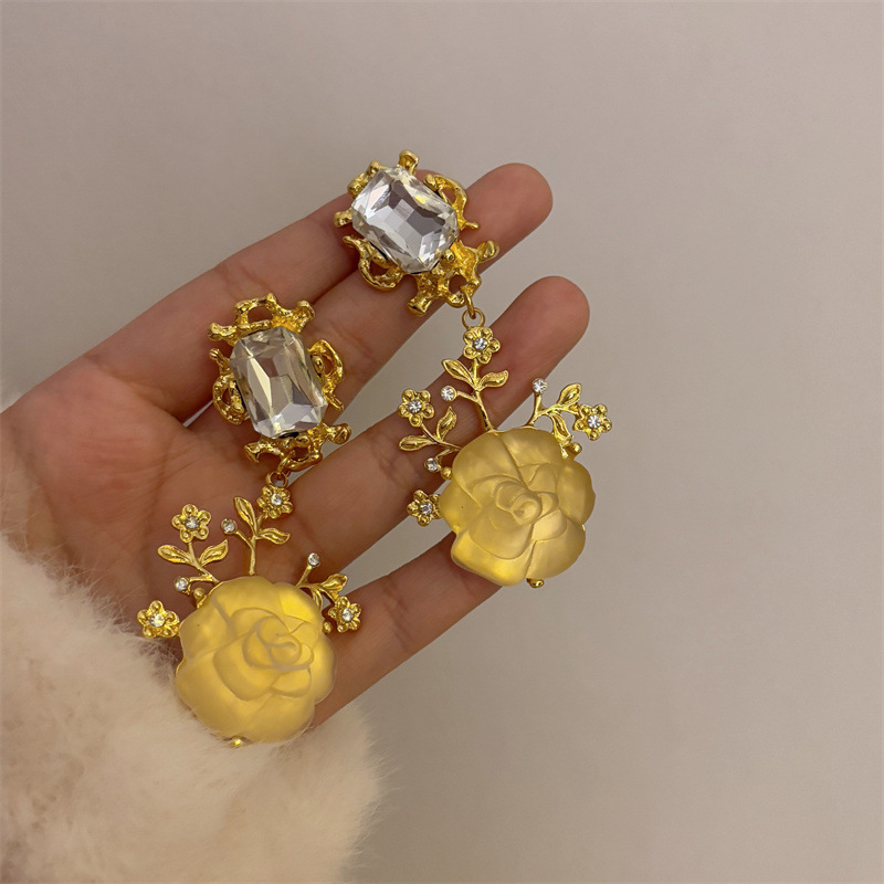 Rózsa virág mintás nyaklánc- és fülbevaló készlet, ötvözet, galvanizált bevonat, hullámzó lánc, japán-koreai stílus, téli 2024 kollekció