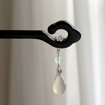 Clip de păr din lemn, în stil antic, cu detalii florale