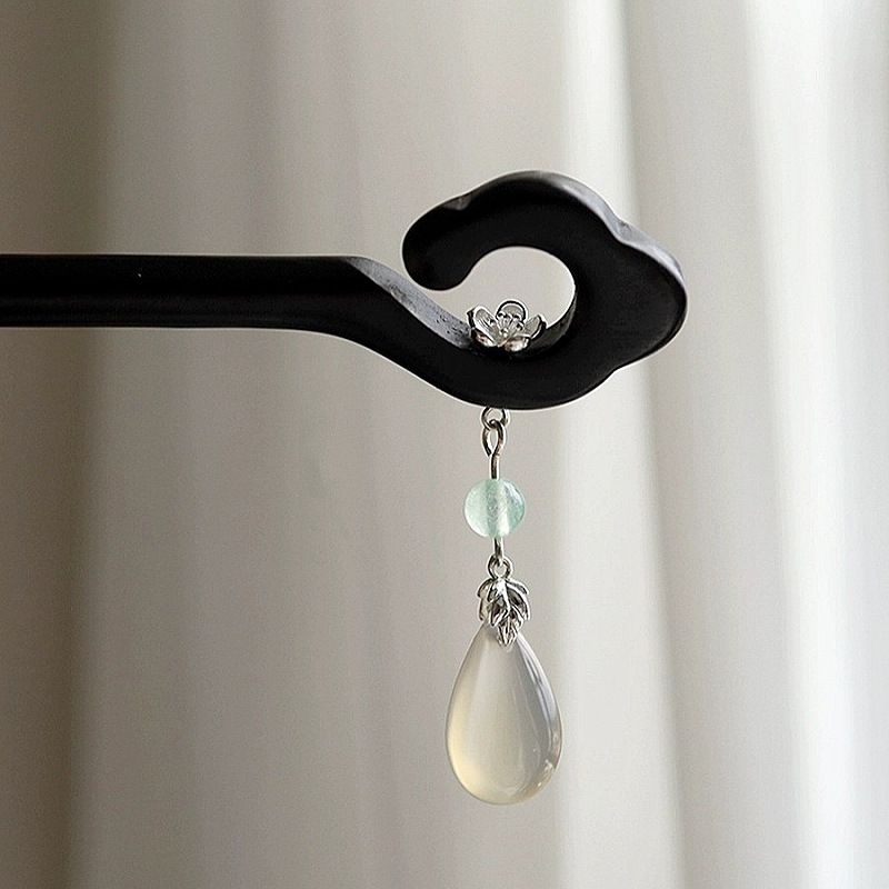 Clip de păr din lemn, în stil antic, cu detalii florale