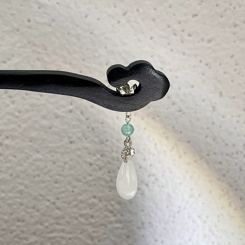 Clip de păr din lemn, în stil antic, cu detalii florale