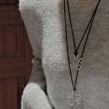 925-ös ezüstből készült nyaklánc geometri kai dizájnal, 100 cm hosszú lánc, medál is 925-ös ezüst, tömeg 11.3 g