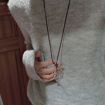 925-ös ezüstből készült nyaklánc geometri kai dizájnal, 100 cm hosszú lánc, medál is 925-ös ezüst, tömeg 11.3 g