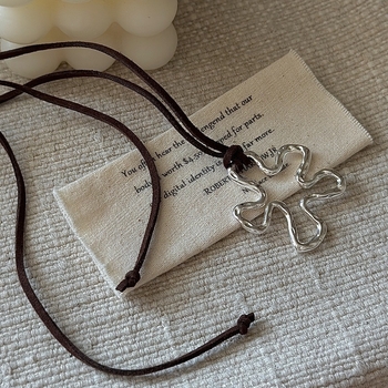 925-ös ezüstből készült nyaklánc geometri kai dizájnal, 100 cm hosszú lánc, medál is 925-ös ezüst, tömeg 11.3 g