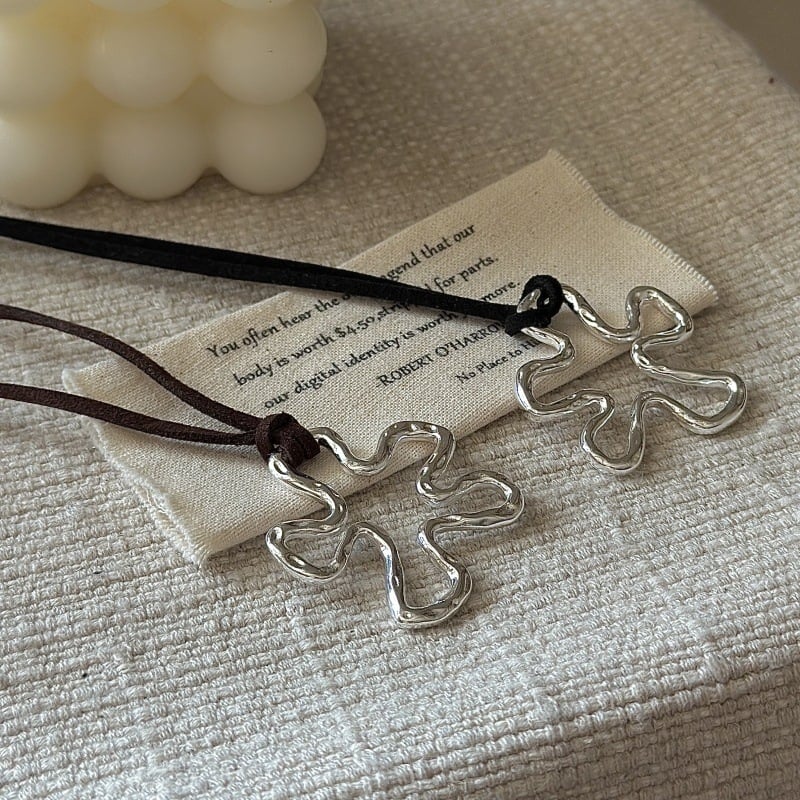 925-ös ezüstből készült nyaklánc geometri kai dizájnal, 100 cm hosszú lánc, medál is 925-ös ezüst, tömeg 11.3 g