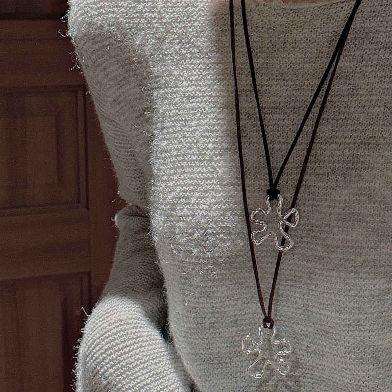 925-ös ezüstből készült nyaklánc geometri kai dizájnal, 100 cm hosszú lánc, medál is 925-ös ezüst, tömeg 11.3 g