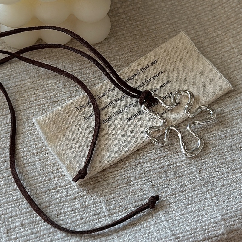 925-ös ezüstből készült nyaklánc geometri kai dizájnal, 100 cm hosszú lánc, medál is 925-ös ezüst, tömeg 11.3 g