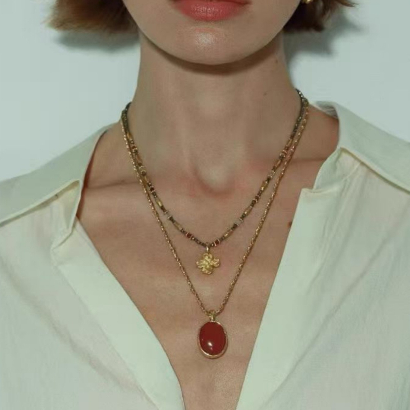 Ogrlica – Dvostruki amulet sa četverolistom, gravirani bakreni privjesak, vuneni lanac, višeslojni dizajn