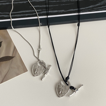 Náhrdelník s príveskom srdce-kľúč — minimalistický unisex náhrdelník, zliatina, elektroplátovanie, regulárny reťaz