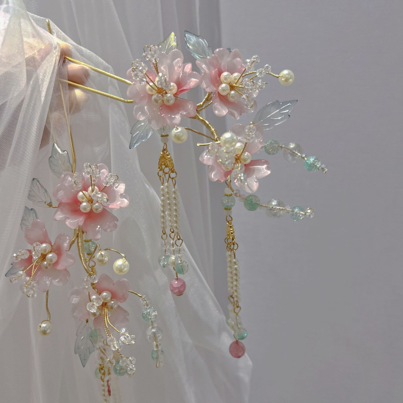 Hajtű fejfedő üveg anyagból, vintage stílus, virágos dizájn, bojt részlet, egyedi csomagolásban